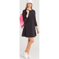 SUKIENKA Armani Exchange. Czarne sukienki damskie Armani Exchange, na imprezę, s, z aplikacjami, z materiału, z okrągłym kołnierzem, bez rękawów, mini, dopasowane. Za 405,30 zł.