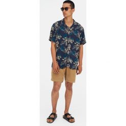 Koszula w tropikalne kwiaty. Zielone koszule męskie Pull&Bear, m, w kwiaty, bez kołnierzyka, bez rękawów. Za 62,90 zł.