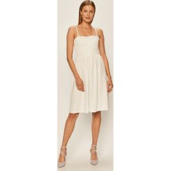 Vero Moda - Sukienka. Niebieskie sukienki damskie Vero Moda, na co dzień, s, bez wzorów, z bawełny, casualowe, bez kołnierzyka, z krótkim rękawem, krótkie, mini, proste. W wyprzedaży za 89,90 zł.
