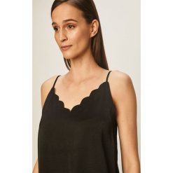 Only - Top. Czerwone bluzki damskie ONLY, l, bez wzorów, z poliesteru, casualowe, bez kołnierzyka, bez rękawów. Za 89,90 zł.