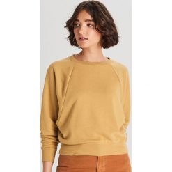 Bluza z raglanowym rękawem - Żółty. Żółte bluzy damskie Cropp, s, bez wzorów, bez rękawów, bez kaptura. Za 69,99 zł.