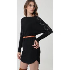 Czarna Sukienka Birkdale. Czarne sukienki damskie Born2be, s, z aplikacjami, z dzianiny, z okrągłym kołnierzem, bez rękawów. Za 119,99 zł.