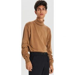 Sweter z golfem - Beżowy. Brązowe swetry męskie Cropp, s, bez wzorów. W wyprzedaży za 59,99 zł.