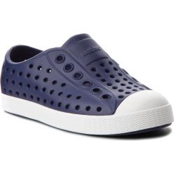 Trampki NATIVE - Jefferson 13100100-4201 Regatta Blue/Shell White. Niebieskie trampki chłopięce marki Native, bez wzorów, z tworzywa sztucznego, bez zapięcia. W wyprzedaży za 129,00 zł.