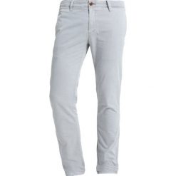 Jeansy męskie: Tommy Jeans SLIM PRINTED SOFT Chinosy alloy