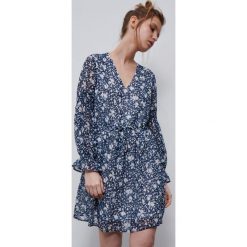 Sukienka w kwiaty -. Sukienki damskie Reserved, w kwiaty, bez kołnierzyka, bez rękawów. Za 179,99 zł.