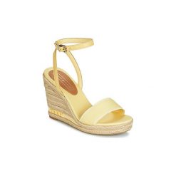 Sandały Tommy Hilfiger ELENA 78C. Żółte sandały damskie TOMMY HILFIGER, bez wzorów, bez obcasa, bez zapięcia. Za 300,30 zł.