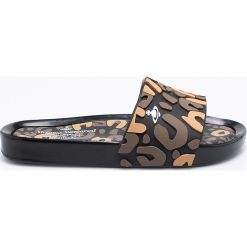 Melissa - Klapki Anglomania by Vivienne Westwood. Różowe klapki damskie Melissa, bez wzorów, z gumy, bez obcasa. W wyprzedaży za 349,90 zł.