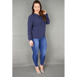Elegancka granatowa bluzka wiązana OVERSIZE PLUS SIZE. Niebieskie bluzki damskie Moda Size Plus Iwanek, do pracy, xxl, z nadrukiem, z elastanu, eleganckie, z klasycznym kołnierzykiem, plus size, z długim rękawem. Za 109,00 zł.