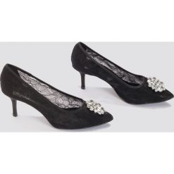 NA-KD Shoes Koronkowe szpilki ze strassem - Black. Czarne szpilki NA-KD Shoes, w koronkowe wzory, z koronki. W wyprzedaży za 54,59 zł.