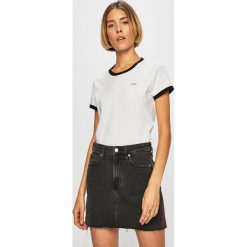 Levi's - Top. Białe bluzki damskie Levi's®, s, z nadrukiem, z bawełny, z okrągłym kołnierzem. W wyprzedaży za 79,90 zł.