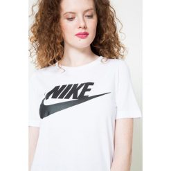 Nike Sportswear - Top. Białe topy damskie marki Nike Sportswear, s, z nadrukiem, z poliesteru, z okrągłym kołnierzem. W wyprzedaży za 119,90 zł.
