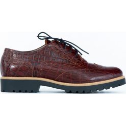Półbuty oksfordki z tłoczeniem - skóra naturalna - model 258 - kolor brązowo czarny krokodyl. Pomarańczowe półbuty damskie Zapato, bez obcasa, bez zapięcia. W wyprzedaży za 179,40 zł.