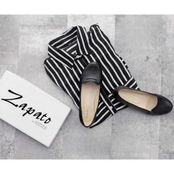 Klasyczne balerinki lordsy na 2 cm obcasie - skóra naturalna - model 025 - kolor czarny. Czarne baleriny damskie Zapato, bez wzorów, z jeansu, eleganckie, na niskim obcasie, na obcasie. W wyprzedaży za 209,30 zł.
