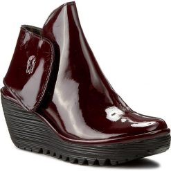 Botki FLY LONDON - Yogi P500046065 Burgundy. Czerwone buty zimowe damskie marki Fly London, z lakierowanej skóry. W wyprzedaży za 339,00 zł.