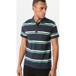 Granatowo-Zielona Koszulka Temperance. Niebieskie koszulki męskie Born2be, xl, w paski, z jeansu, eleganckie, polo, z krótkim rękawem, krótkie. Za 49,99 zł.