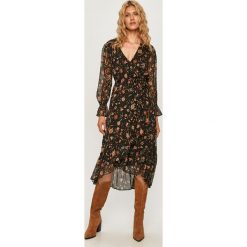 Pepe Jeans - Sukienka Anette. Sukienki damskie Pepe Jeans, na co dzień, s, w paski, z poliesteru, casualowe, bez kołnierzyka, z długim rękawem, długie, midi, rozkloszowane. W wyprzedaży za 319,90 zł.