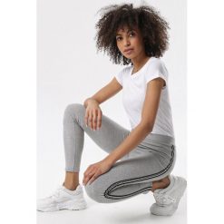 Jasnoszare Legginsy Aeleomisa. Szare legginsy sportowe damskie Born2be, s, z napisami, z dzianiny, z podwyższonym stanem. Za 39,99 zł.