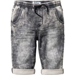 Bermudy z miękkiego dżinsu bonprix czarny denim. Czarne spodnie chłopięce marki bonprix, bez wzorów, z dzianiny. Za 79,99 zł.