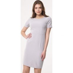 Szara Sukienka Think Pink. Szare sukienki damskie Born2be, na spotkanie biznesowe, s, bez wzorów, eleganckie, bez kołnierzyka, bez rękawów, midi. Za 69,99 zł.