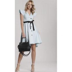 Jasnoniebieska Sukienka Coreanah. Niebieskie sukienki damskie Renee, na lato, s, bez wzorów, z tkaniny, z kontrastowym kołnierzykiem, z krótkim rękawem, krótkie, mini, rozkloszowane. Za 89,99 zł.