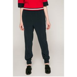 Tommy Hilfiger - Spodnie Maddox. Niebieskie spodnie damskie TOMMY HILFIGER, z elastanu, z podwyższonym stanem. W wyprzedaży za 299,90 zł.