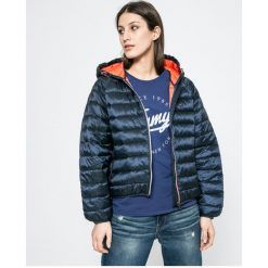 Tommy Jeans - Kurtka. Niebieskie kurtki damskie marki Tommy Jeans, s, z poliesteru, z kapturem. W wyprzedaży za 449,90 zł.