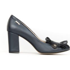 Metaliczne czółenka z frędzlami - skóra naturalna - model 043 - kolor granat metaliczny. Szare czółenka damskie Zapato, na co dzień, bez wzorów, z jeansu, z okrągłym noskiem, bez obcasa, na obcasie. Za 299,00 zł.