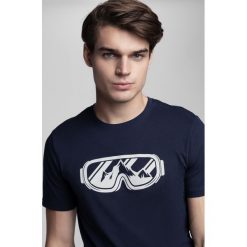 Koszulka męska Kamil Stoch Collection TSM501 - granat. Czarne koszulki męskie marki 4f, m, bez wzorów, z materiału, bez kołnierzyka. W wyprzedaży za 49,99 zł.