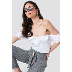 NA-KD Boho Krótki top z odkrytymi ramionami - White. Białe topy damskie marki NA-KD Boho, bez wzorów, z falbankami. W wyprzedaży za 32,38 zł.