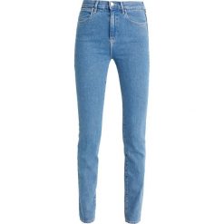 Wrangler HIGH BODY BESPOKE Jeansy Slim Fit stonewash. Niebieskie rurki damskie Wrangler. W wyprzedaży za 164,50 zł.
