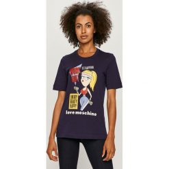 Love Moschino - T-shirt. Białe bluzki damskie Love Moschino, m, z nadrukiem, z bawełny, casualowe, z okrągłym kołnierzem, z krótkim rękawem. Za 499,90 zł.