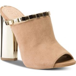 Klapki GUESS - Andrea2 FLANR2 SUE19 BEIGE. Pomarańczowe klapki damskie marki Guess, z aplikacjami, ze skóry, na obcasie. W wyprzedaży za 339,00 zł.