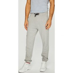 Tommy Jeans - Spodnie. Szare spodnie męskie Tommy Jeans, na co dzień, s, bez wzorów, z bawełny, casualowe. W wyprzedaży za 179,90 zł.
