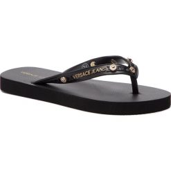 Japonki VERSACE JEANS - E0VTBSQ1 70960 899. Czarne klapki damskie Versace Jeans, z aplikacjami, z jeansu, bez obcasa. Za 179,00 zł.