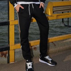 Dresowe joggery z kolekcji Heritage - Czarny. Czarne spodnie męskie marki Cropp, s, bez wzorów, z dresówki. Za 99,99 zł.