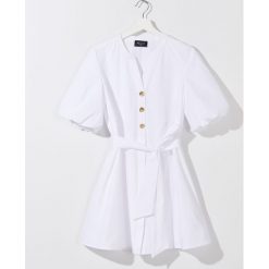 Mini sukienka z bawełną - Biały. Białe sukienki damskie Mohito, bez wzorów, z bawełny, bez kołnierzyka, bez rękawów, mini. Za 179,99 zł.