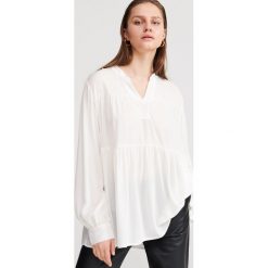 Bluzka oversize z EcoVero™ -. Bluzki damskie Reserved, bez wzorów, bez kołnierzyka, bez rękawów. W wyprzedaży za 59,99 zł.