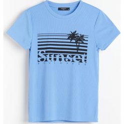 T-shirt z nadrukiem - Niebieski. Niebieskie t-shirty damskie Reserved, s, z nadrukiem, bez kołnierzyka. Za 59,99 zł.