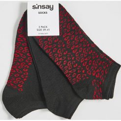 Wzorzyste skarpetki stopki - Czarny. Czarne skarpetki damskie Sinsay, bez wzorów. Za 9,99 zł.