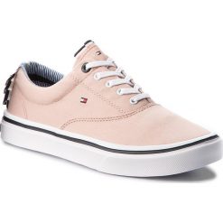 Tenisówki TOMMY HILFIGER - Textile Light Weight Sneaker FW0FW02809 Dusty Rose 502. Różowe półbuty damskie TOMMY HILFIGER, bez wzorów, z gumy, bez zapięcia. W wyprzedaży za 199,00 zł.