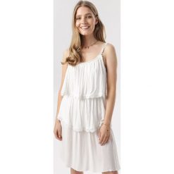Biała Sukienka Emmelyne. Białe sukienki damskie Born2be, na lato, m, bez wzorów, bez kołnierzyka, bez rękawów. W wyprzedaży za 44,99 zł.