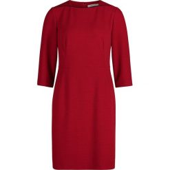 Sukienka w kolorze czerwonym. Czerwone sukienki damskie Betty & Co, bez wzorów, z okrągłym kołnierzem, bez rękawów, mini. W wyprzedaży za 135,95 zł.