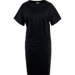 Filippa K TWISTED BELT DRESS Sukienka z dżerseju black. Czarne sukienki damskie marki Filippa K, xl, bez wzorów, z bawełny, bez kołnierzyka, bez rękawów. W wyprzedaży za 614,25 zł.