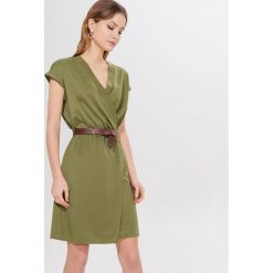 Kopertowa sukienka z paskiem - Khaki. Brązowe sukienki damskie Mohito, s, bez wzorów, bez kołnierzyka, bez rękawów, kopertowe. W wyprzedaży za 54,99 zł.