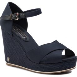 Sandały TOMMY HILFIGER Feminine Wedge Sandal Basic FW0FW04078. Niebieskie klapki damskie TOMMY HILFIGER, bez wzorów, bez obcasa. W wyprzedaży za 319,00 zł.