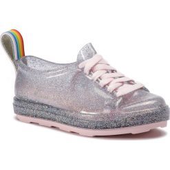 Półbuty MELISSA - Be Rainbow Ad 32637 Glass Holographic Pink 53385. Szare półbuty damskie Melissa, na co dzień, bez wzorów, z tworzywa sztucznego, bez obcasa, na płaskiej podeszwie, bez zapięcia. W wyprzedaży za 229,00 zł.
