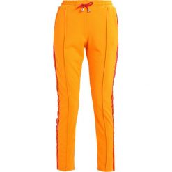 Spodnie dresowe damskie: Missguided DOUBLE SIDE STRIPE JOGGERS Spodnie treningowe orange