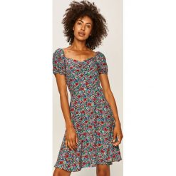 Pepe Jeans - Sukienka Jenni. Sukienki damskie Pepe Jeans, na co dzień, s, w kwiaty, z wiskozy, casualowe, z okrągłym kołnierzem, z krótkim rękawem, krótkie, mini, proste. W wyprzedaży za 259,90 zł.