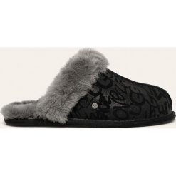 UGG - Kapcie Scuffette II Sparkle Graffiti. Czarne kapcie damskie Ugg, z wełny. Za 469,90 zł.